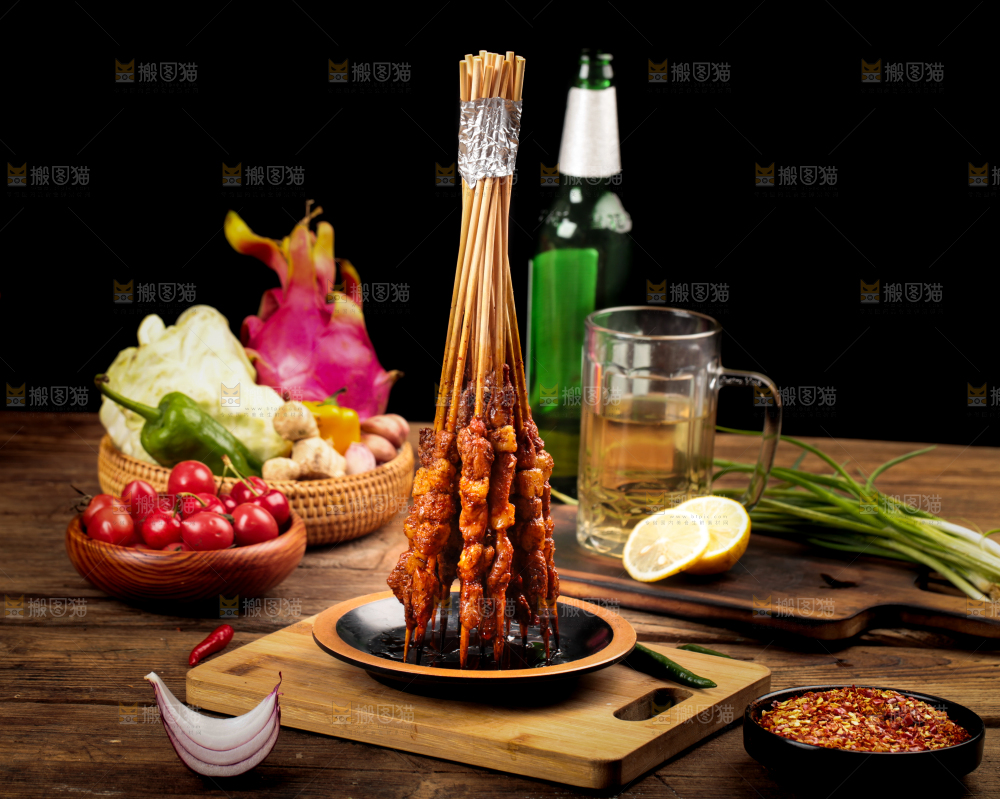 木底上放着一盘羊肉烤串