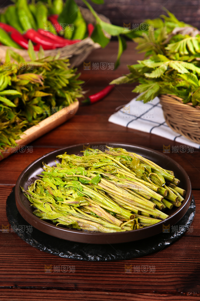 木底上放着一盘野生香椿芽