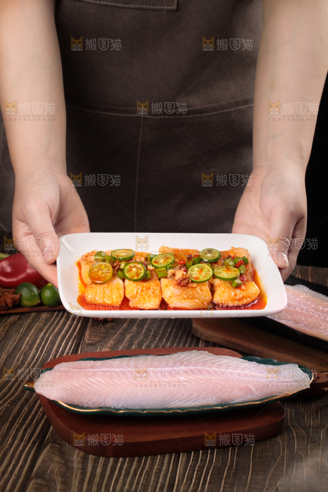 手拿一盘香辣巴沙鱼