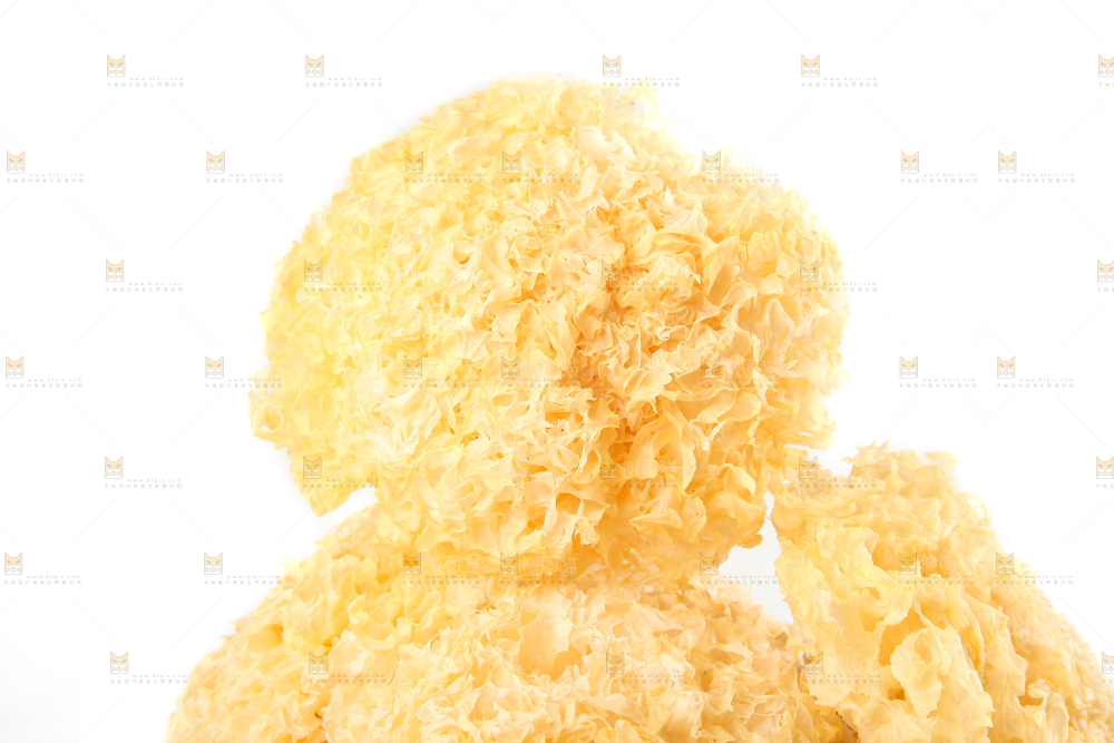 一筐糯银耳放在白底上