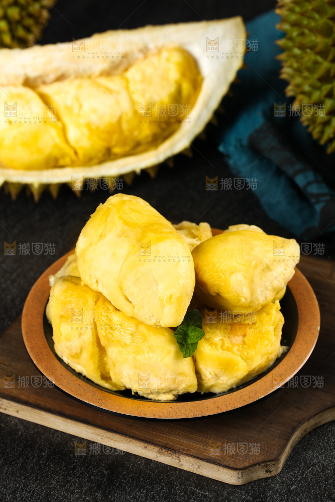 深底上的榴莲果肉
