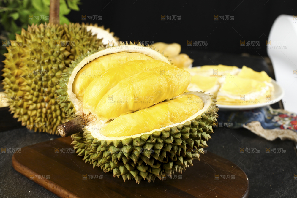 木板上的泰国甲仑榴莲