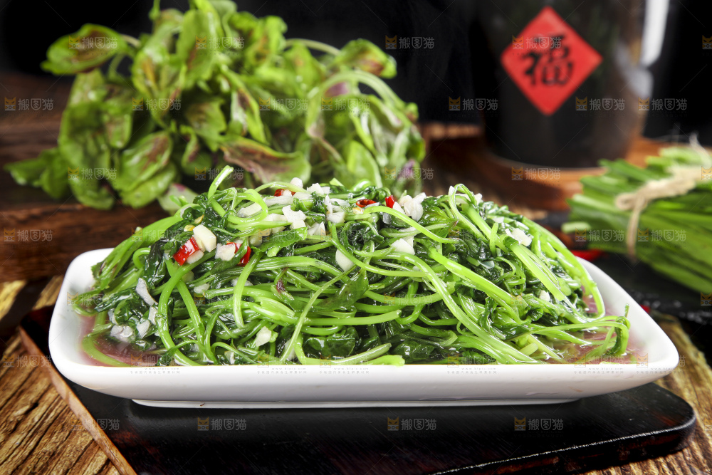 一盘蒜蓉苋菜放在木底上