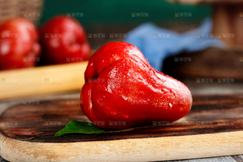 木底上的新鲜莲雾