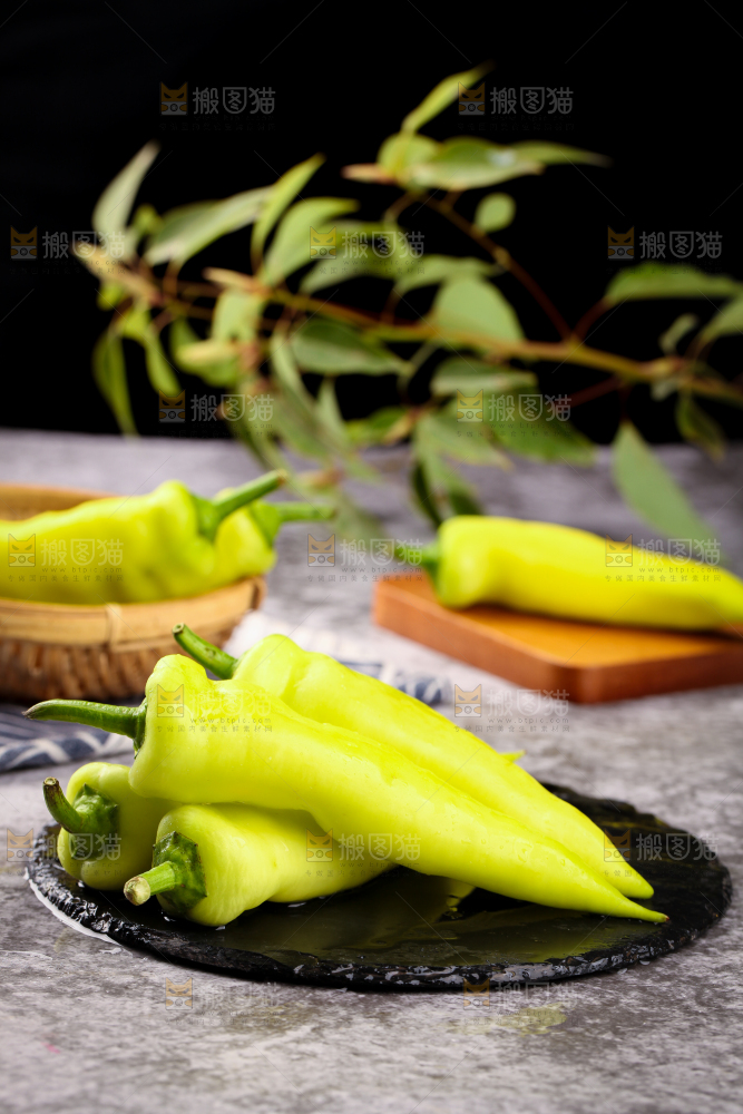 石板上的水果辣椒