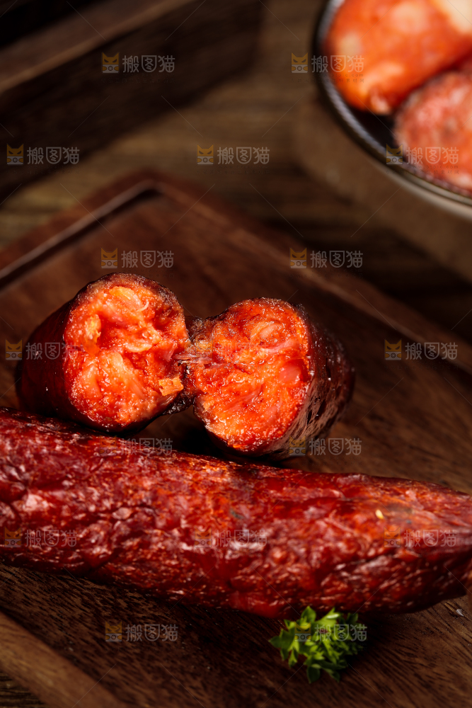 木板上摆放着烟熏香肠