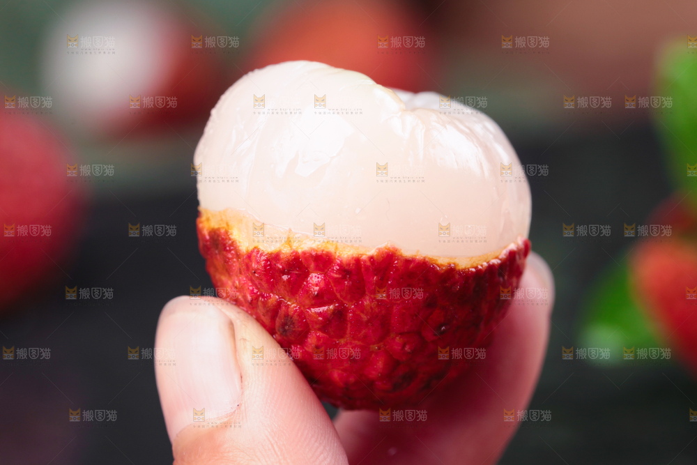 手拿剥皮的荔枝
