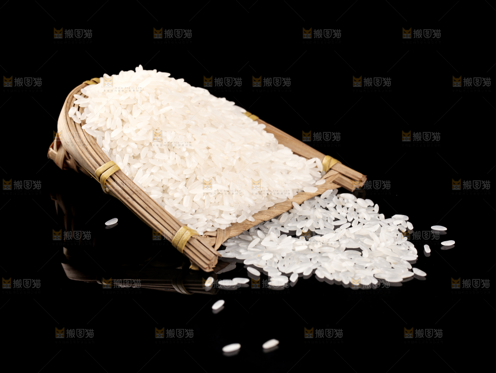 黑底上放着东北大米