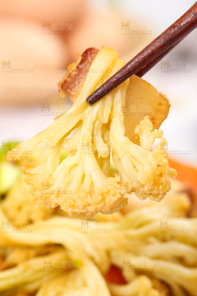 筷子夹着花菜炒肉