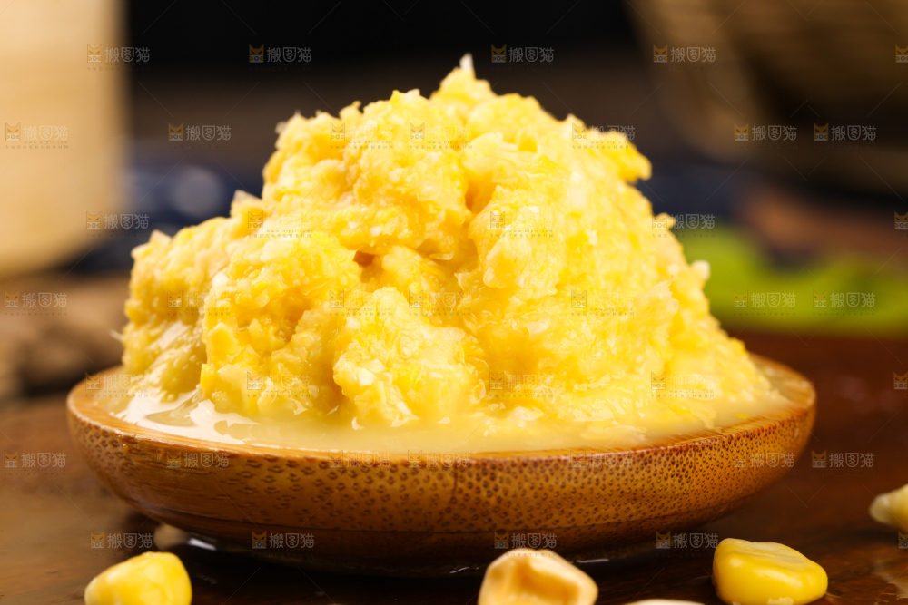 碟子里装着玉米糊