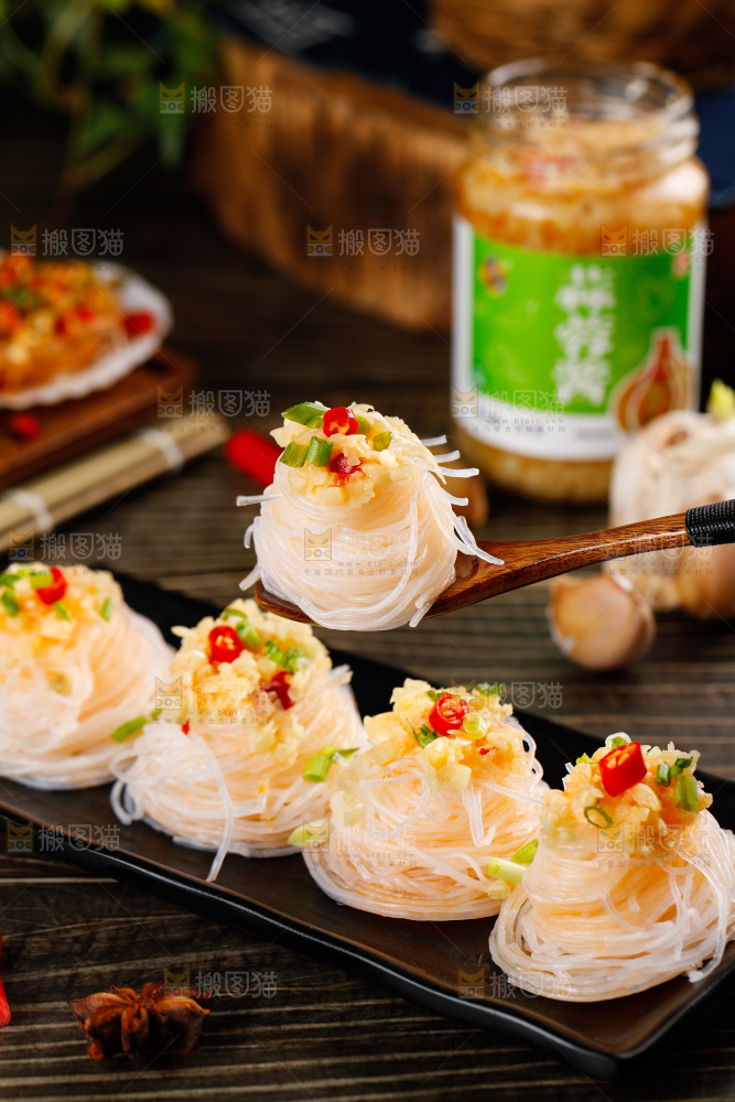 勺子里 的蒜蓉粉丝