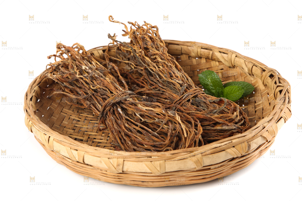 篮子里装着天然干豆角