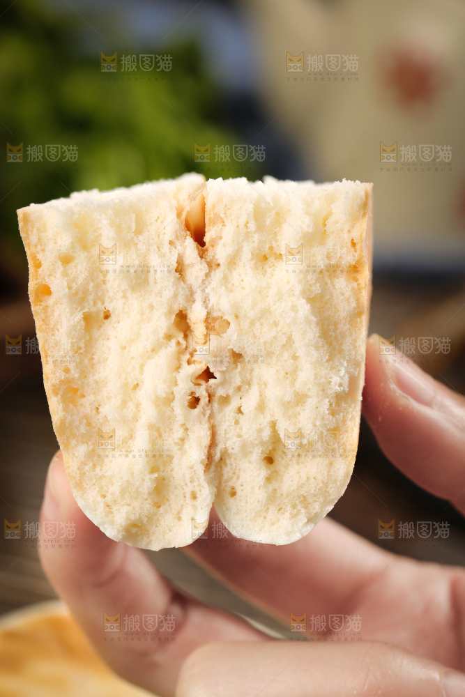 手里拿着无糖蛋奶饼