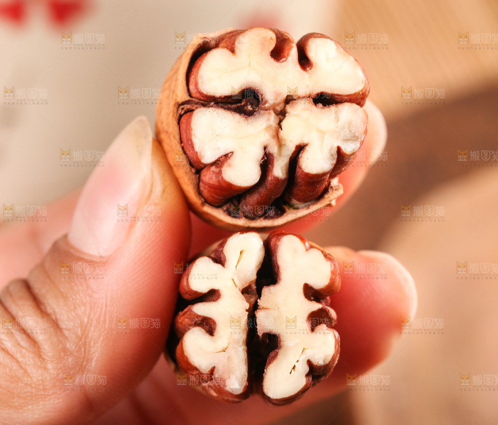 手拿碧根果