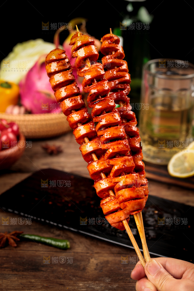 手拿火腿肠烤串