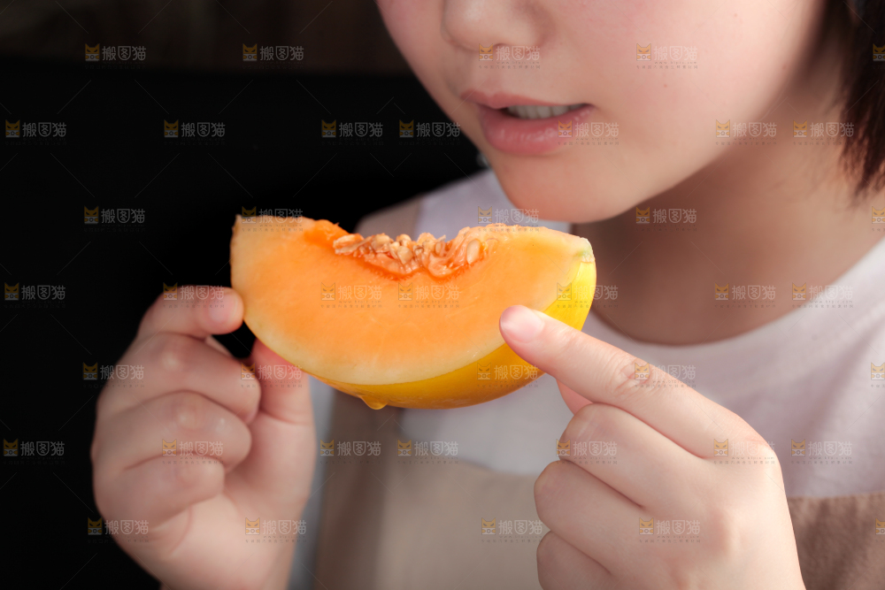 手拿切开的黄河蜜瓜