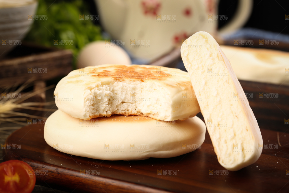 木底上放着蛋奶饼