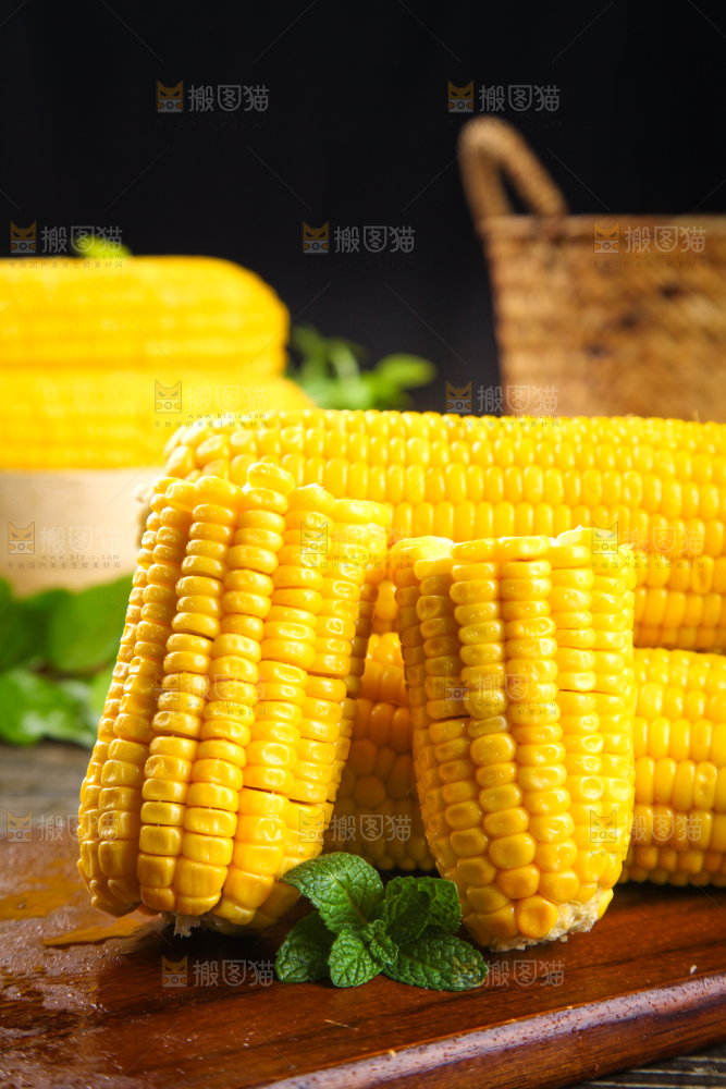 木板上的东北玉米