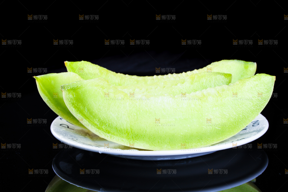 黑底上放着一盘切开的山东玉菇甜瓜