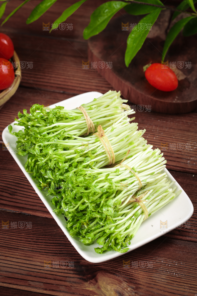 木板上放着豌豆芽