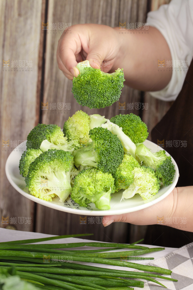 手拿一盘新鲜西兰花