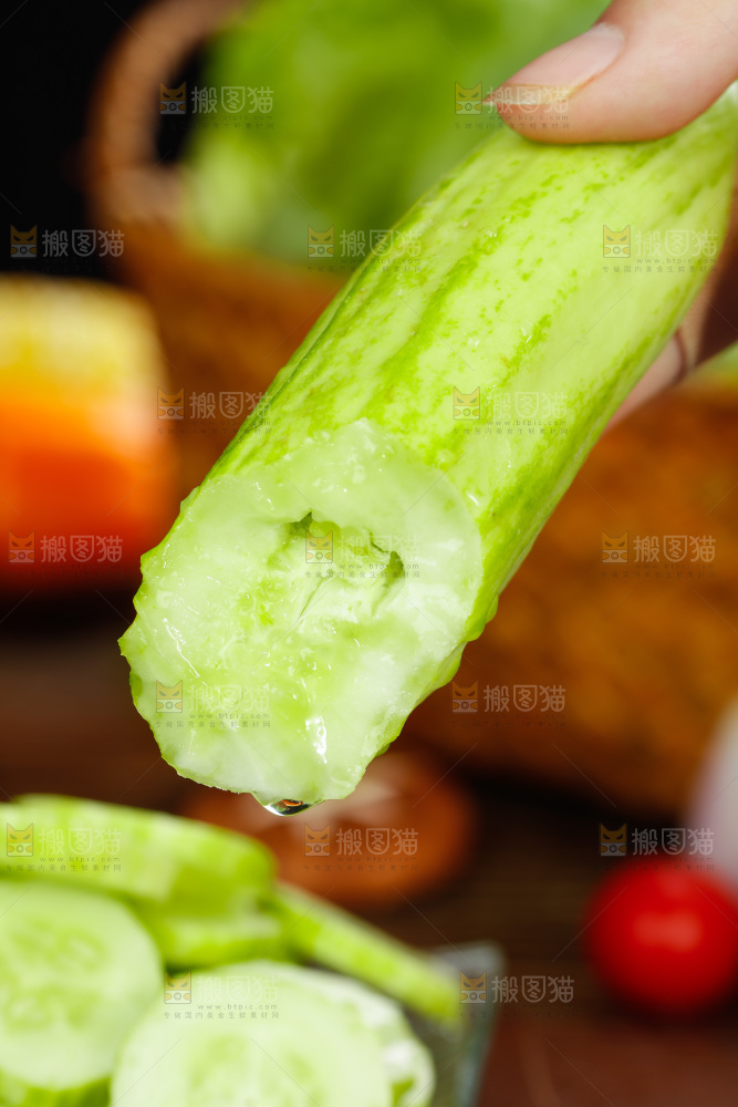 手拿掰开的白玉黄瓜