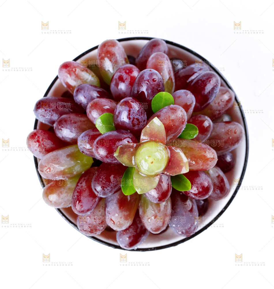 盘子里装着茉莉香葡萄