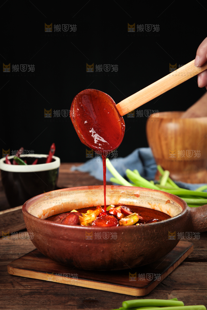 木底上放着一锅蒜苔炒腊肠