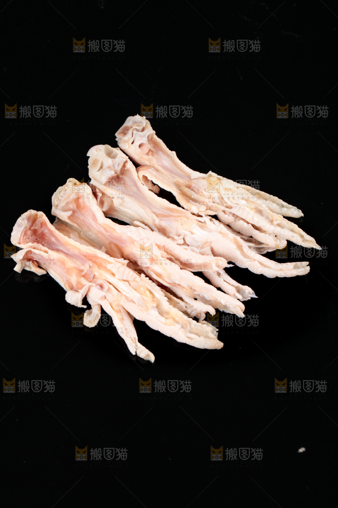 黑石板上放着无骨凤爪