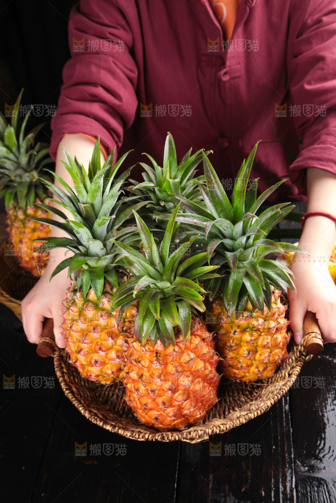 篮子里装着海南金钻凤梨