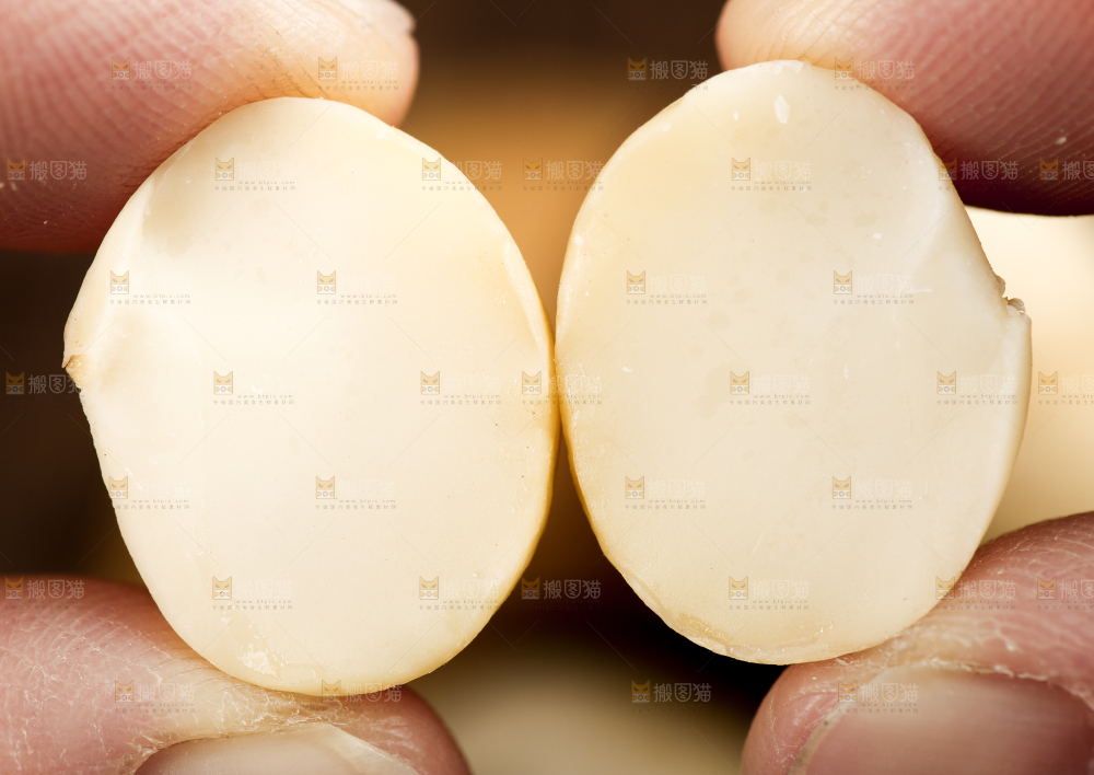 手拿夏威夷果果仁