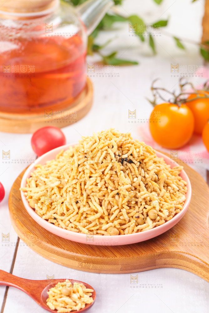 木板上放着手工炒米