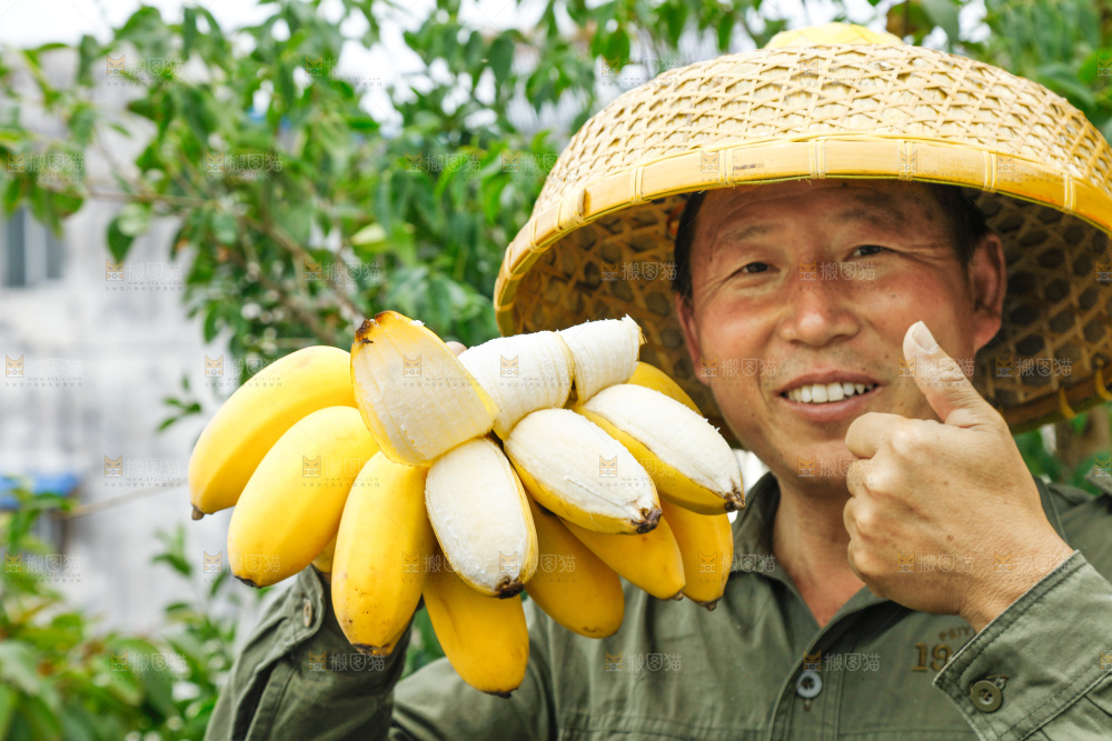 手拿剥皮的苹果粉蕉