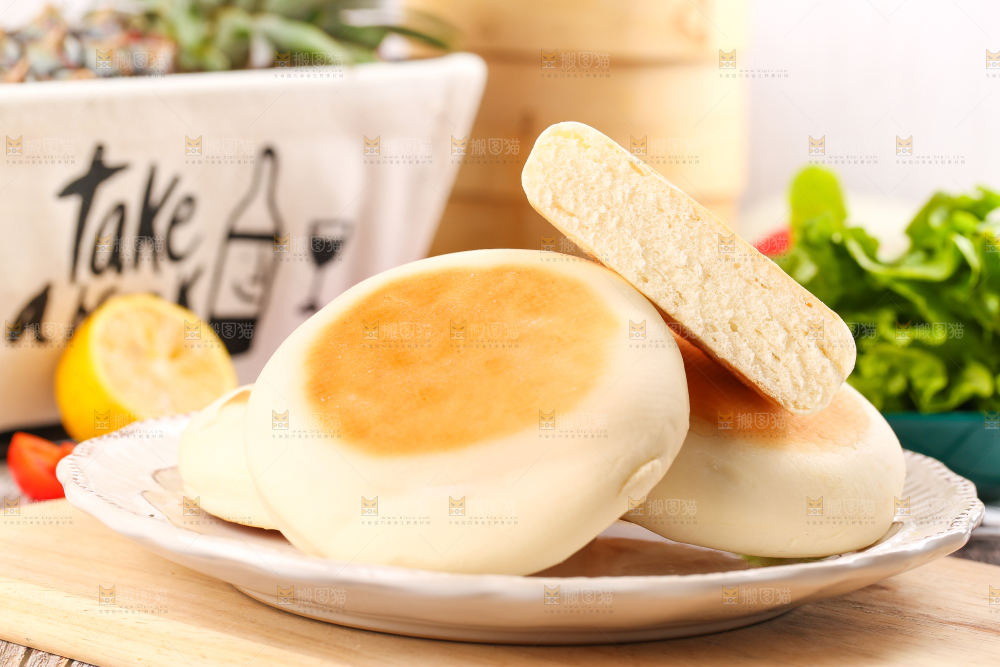 盘子里装着饼子