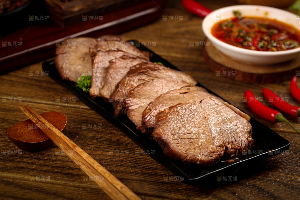 盘子里装着五香牛肉