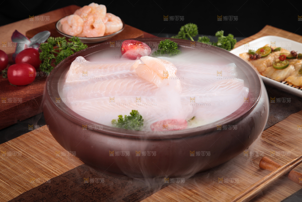 深底上放着一锅鲜冻巴沙鱼