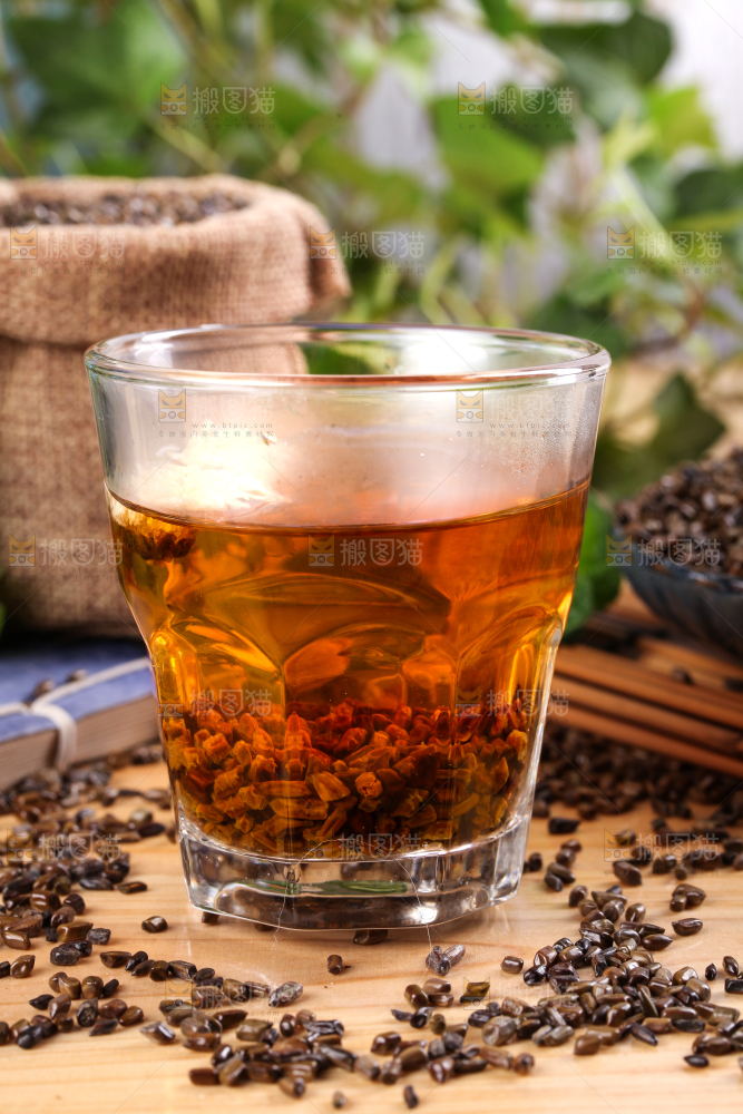 木底上放着一杯决明子茶