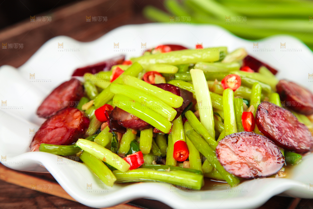 深底上放着一盘蒜苔炒腊肠