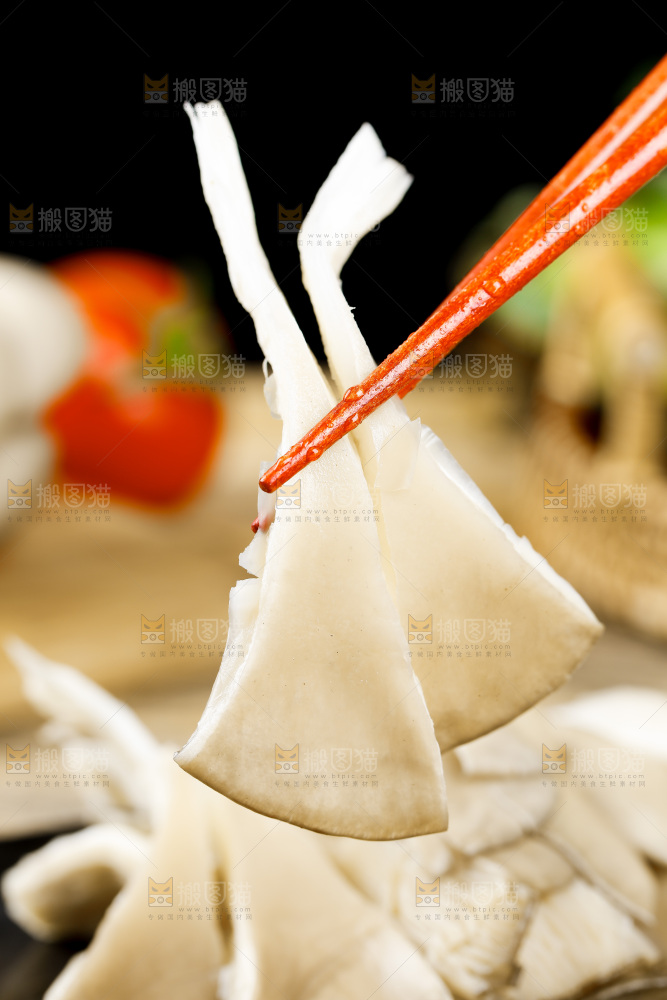 筷子夹着菌菇