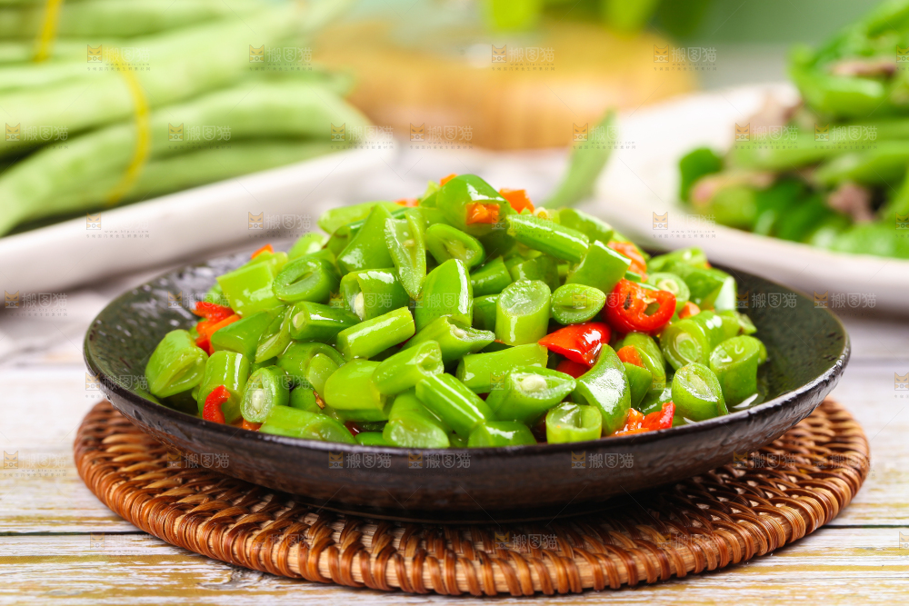 盘子里装着四季豆炒辣椒