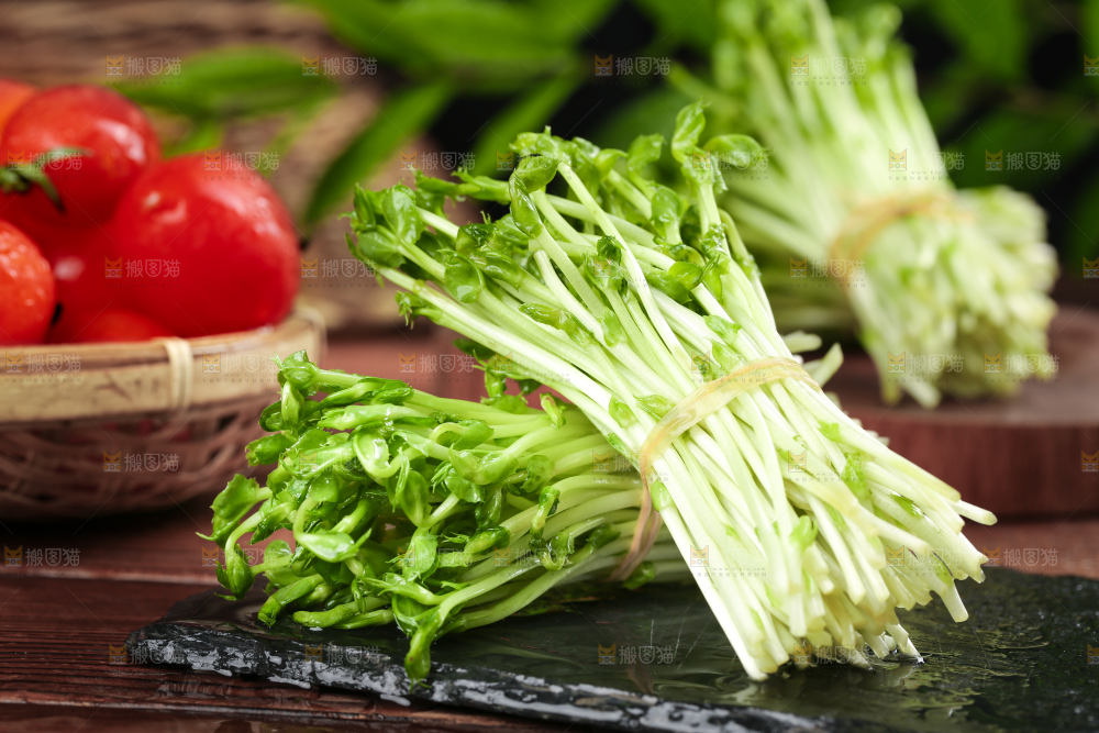 黑石板上的豌豆芽苗菜
