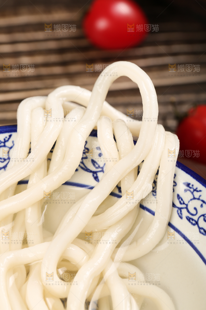 碗里装着乌冬面
