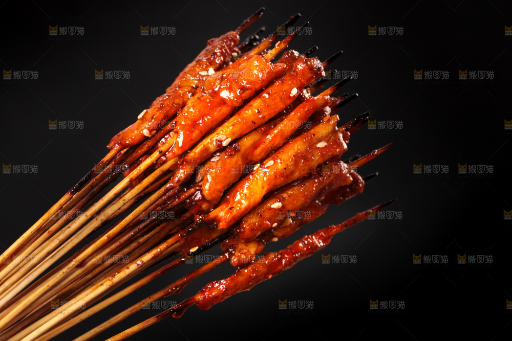 深底上的烤肉串