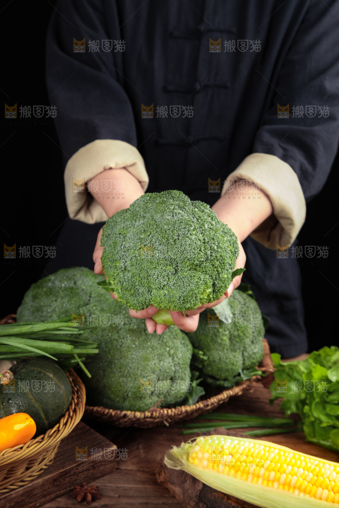 手拿西兰花