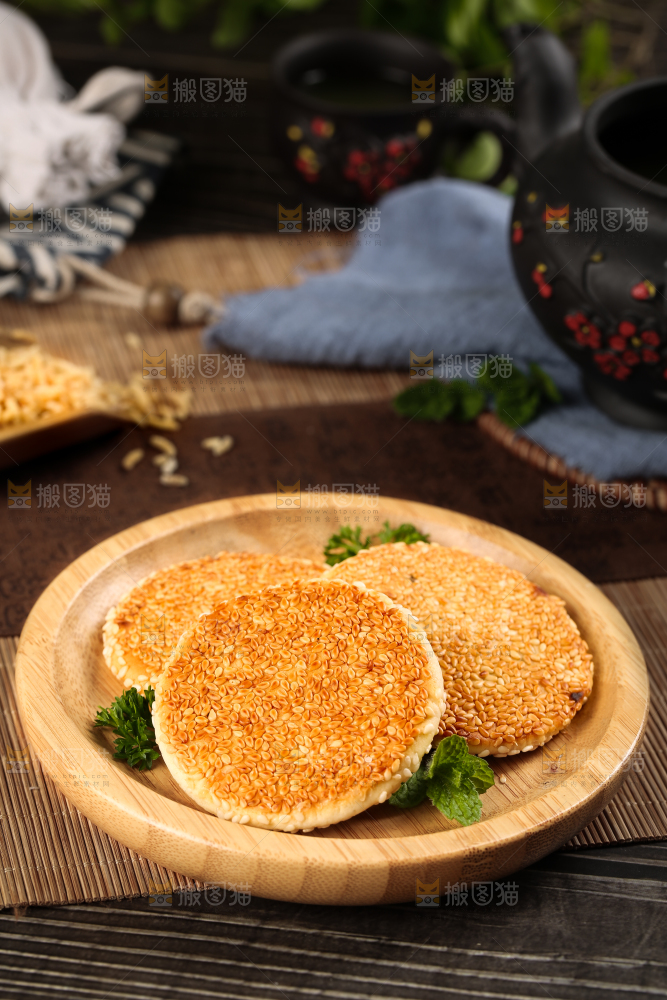 盘子里装着小饼子