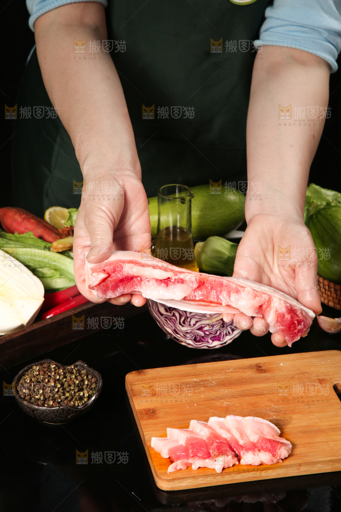 手拿新鲜的五花肉
