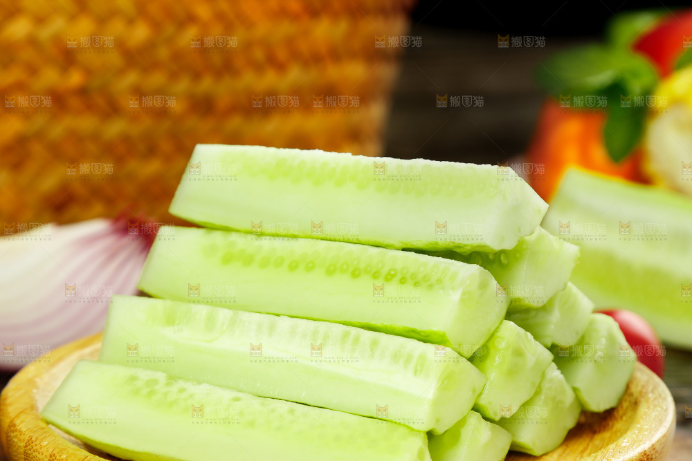 深底上放着一盘切开的黄瓜
