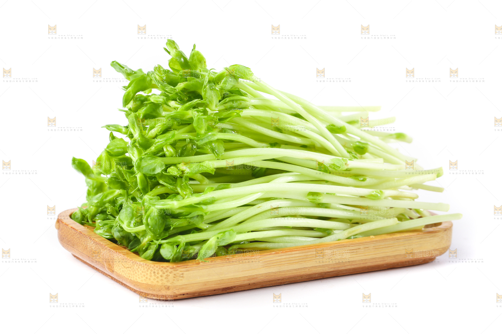白底上放着豌豆芽菜
