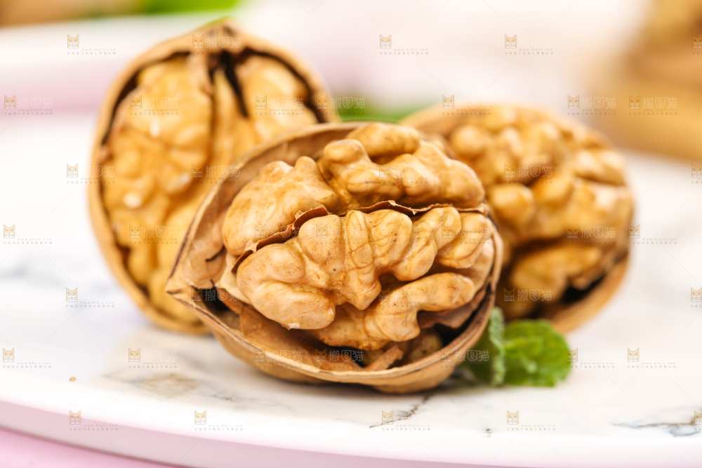 盘子里剥开的野生纸皮大核桃