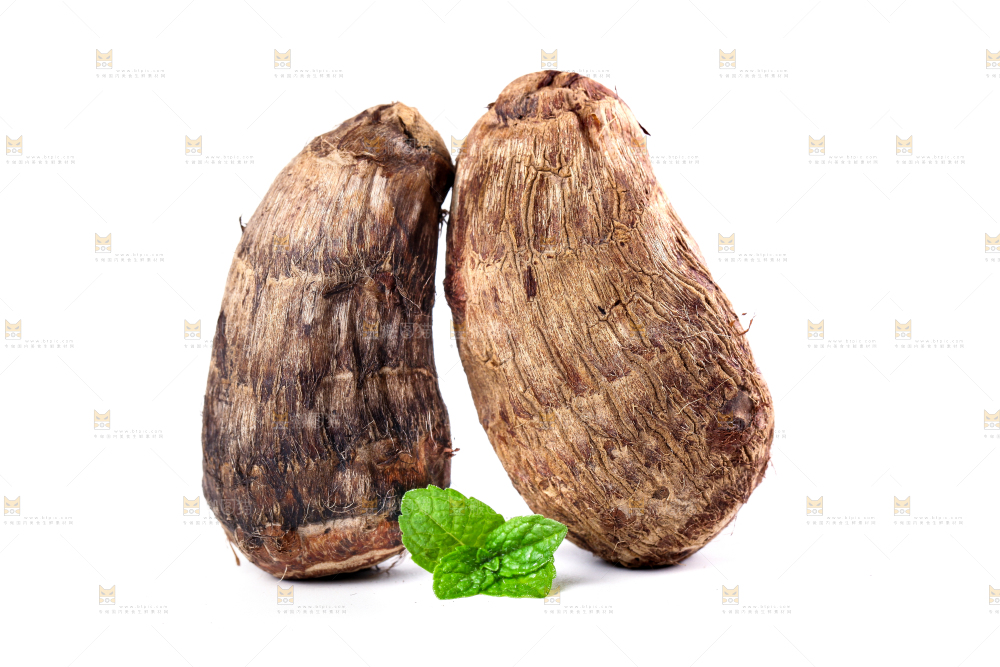 白底上摆放着牛奶小芋头